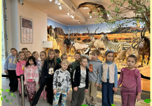Dzieci pozują w muzeum