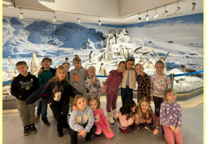 Dzieci pozują w muzeum