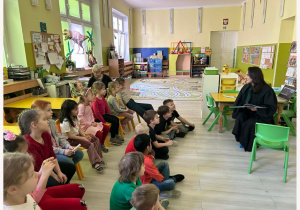 Dzieci słuchają mamy Weroniki