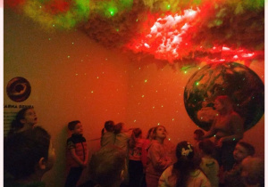 Dzieci bawią się w kosmicznym pokoju