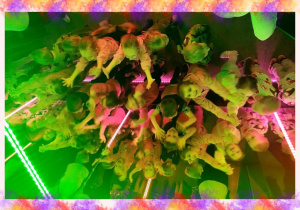 Dzieci bawią się w pokoju luster