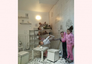 Dzieci bawią się w krzywym pokoju