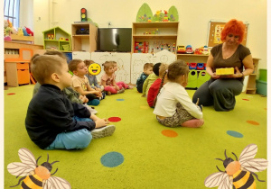 Dzieci słuchają z uwagą o pszczołach i miodzie
