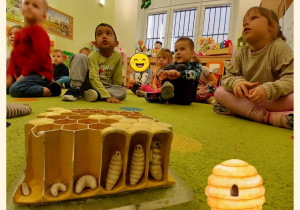 Dzieci biorą udział w warsztatach