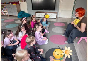 Dzieci słuchają opowieści o tym, jak powstaje miód