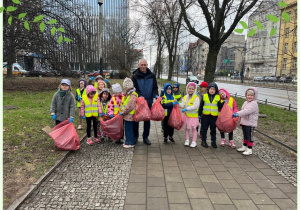 Dzieci pozują z workami uzbieranych odpadów