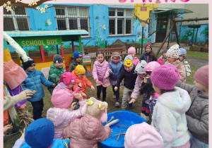 Dzieci bawią się i śpiewają