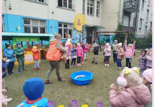 Dzieci żegnają Marzannę wierszem