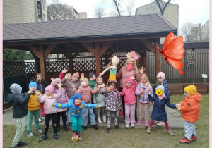 Dzieci pozują z Marzanną i Panią Wiosną