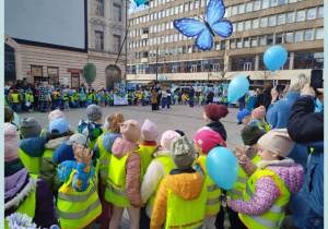 Dzieci biorą udział w wydarzeniu