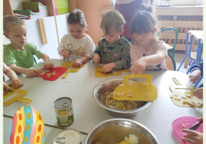 Dzieci przygotowują sałatkę