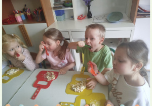 Dzieci degustują sałatkę