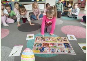 Dzieci biorą udział w zajęciach