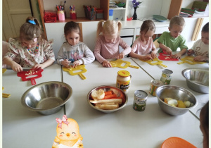 Dzieci kroją warzywa