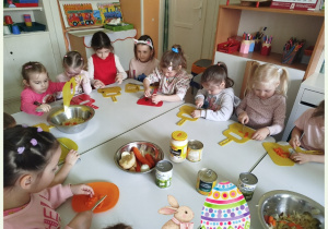 Dzieci przygotowują składniki na sałatkę